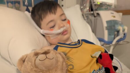 « Il ne pouvait plus lever la tête » : à 7 ans, cet enfant fan de foot fait un AVC en plein match