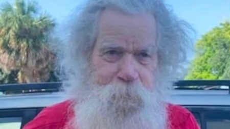 Il s'appelait légalement Santa Claus : la police l'a arrêté dans une opération contre les prédateurs d'enfants