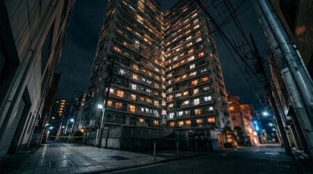 Immeuble japonais illuminé de nuit vu d'en bas