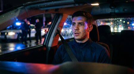 Jeune footballeur dans une voiture éclairée par des gyrophares