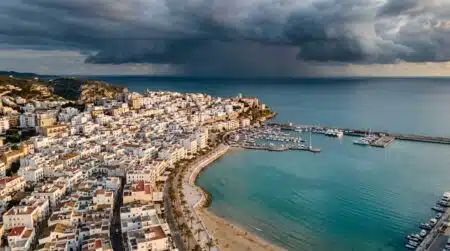 Vue aérienne du littoral méditerranéen sous ciel orageux