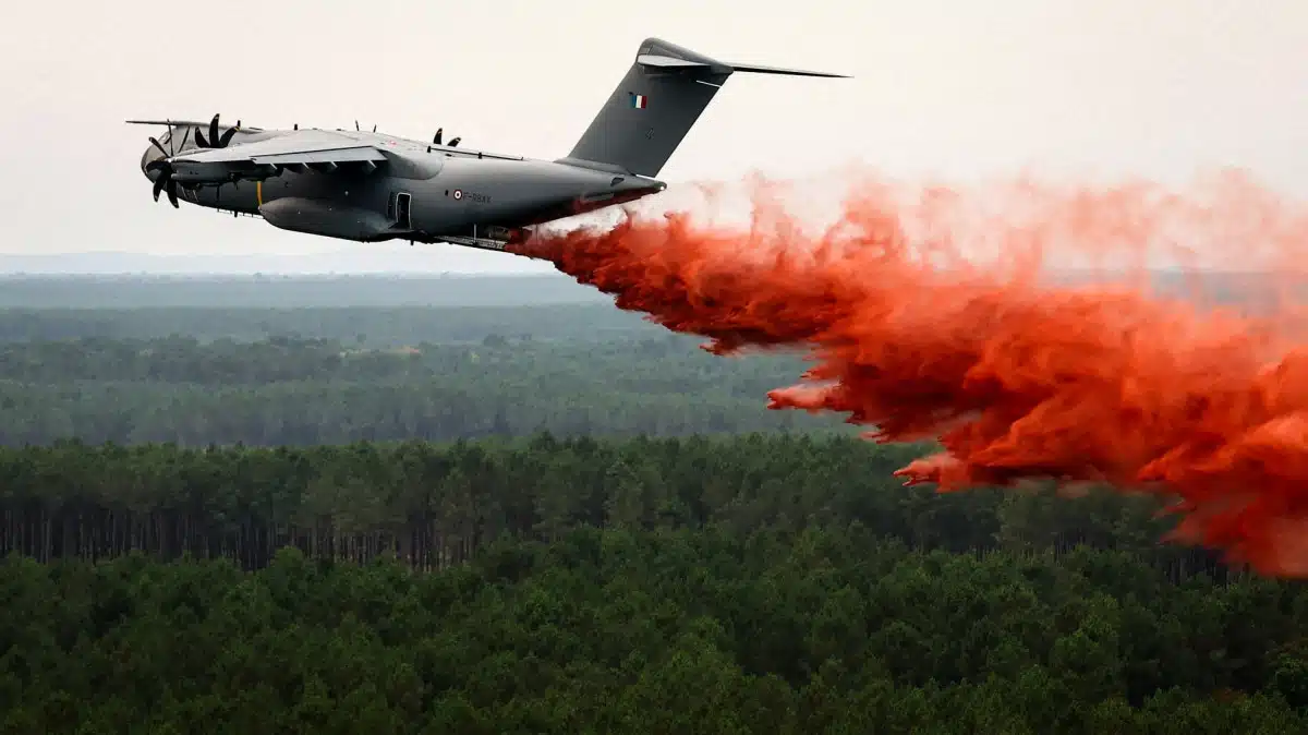L'A400M largue son premier retardant : cette « équivalence à 3 Canadair » testée en urgence sur le feu de Gironde