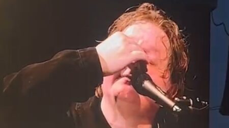 Lewis Capaldi fond en larmes à Hyde Park : « Je ne savais pas si ce serait encore possible »