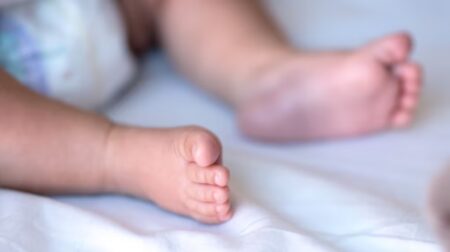 « Ma fille avait le crâne fracturé » : une bébé de 4 mois meurt jetée au sol dans sa crèche par un ado de 17 ans