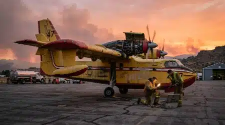 Canadair vieillissant en maintenance sur tarmac au coucher du soleil