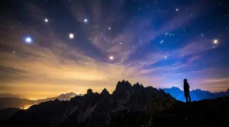 Ciel nocturne avec planètes brillantes et lueurs électriques