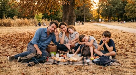 Famille épuisée pique-niquant après la canicule au parc