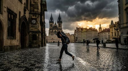 Orage avec grêle sur une ville par vendredi