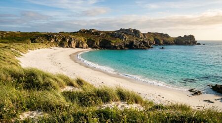 Plage de sable fin aux eaux turquoise sur l'île