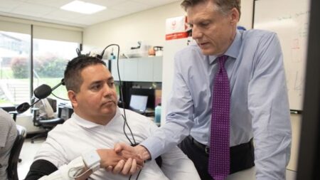 Paralysé après un plongeon, il retrouve le toucher grâce à un implant cérébral révolutionnaire