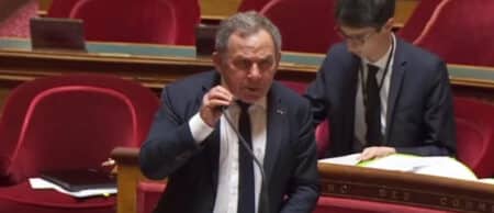 « Passer sous le bureau » : ce sénateur mis en examen pour corruption après des faveurs sexuelles exigées d'une femme à la rue