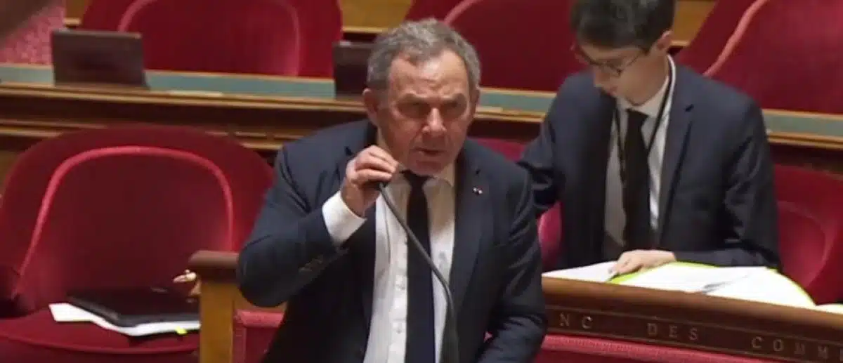 « Passer sous le bureau » : ce sénateur mis en examen pour corruption après des faveurs sexuelles exigées d'une femme à la rue