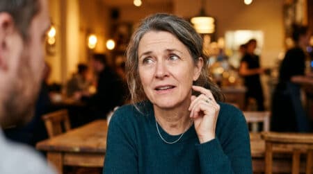 Personne cherchant un mot bloqué sur le bout de la langue