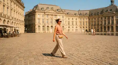 Personne marchant sous la chaleur à Bordeaux en été