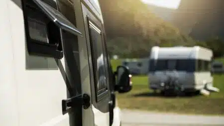 Près de 200 caravanes débarquent sur son champ : l'agriculteur bloque tout et provoque un embouteillage géant