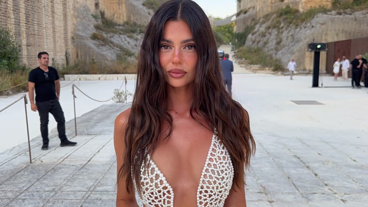 Robe en perles totalement transparente en Sicile : le pari fou d'Ashton Wood pour un dîner d'influenceuses