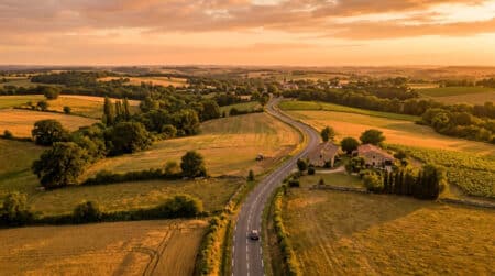 Route de campagne française avec ligne blanche pointillée