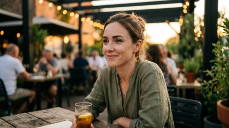 Jeune femme souriante à la lumière dorée du soir