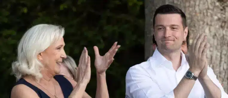 Sans bracelet et sans attendre : Marine Le Pen lance déjà sa campagne avec Bardella en Sarthe