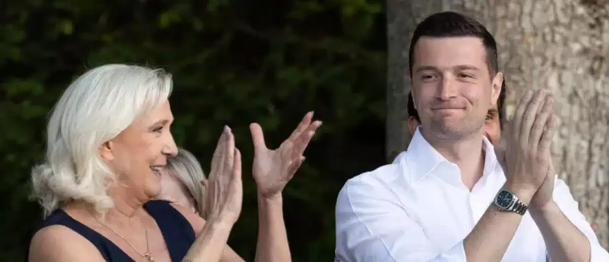 Sans bracelet et sans attendre : Marine Le Pen lance déjà sa campagne avec Bardella en Sarthe