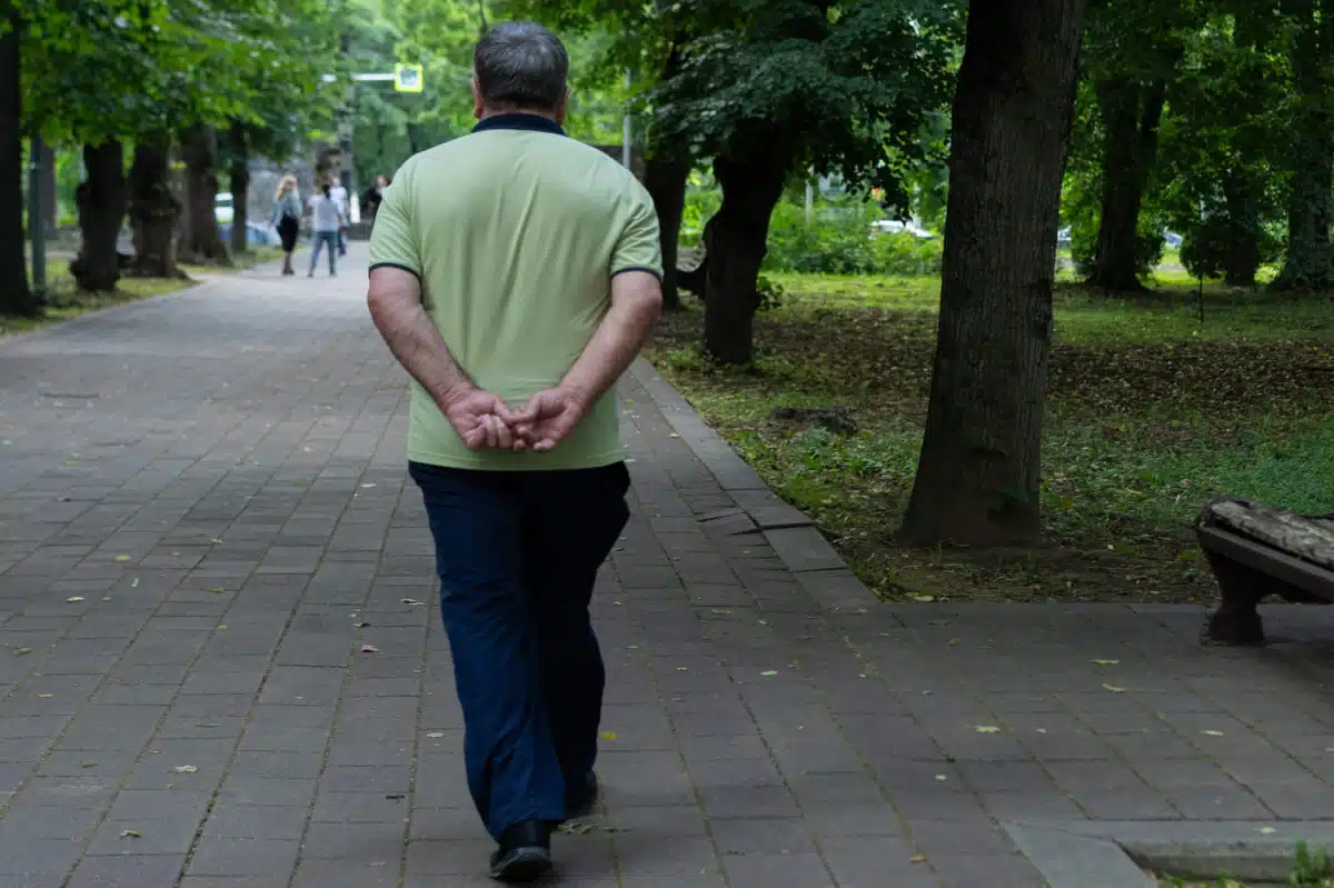 Selon la psychologie, marcher les mains dans le dos ne serait pas un tic, mais le signe d'un besoin précis