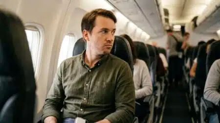 Passager agacé regardant son voisin de siège en avion