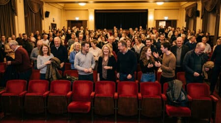 Spectateurs se levant dans une salle de cinéma