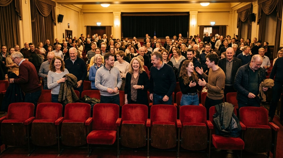 Spectateurs se levant dans une salle de cinéma