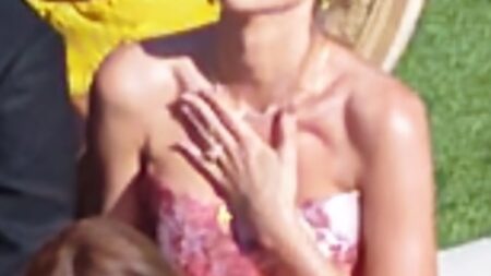 Taylor Swift dévoile enfin sa bague de mariage à un mariage de la NFL en Californie
