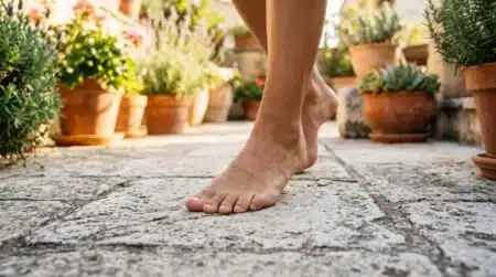 Pieds nus sur une terrasse claire fraîche au soleil