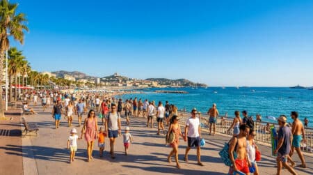 Terrasse ensoleillée à Marseille pendant la vague de chaleur