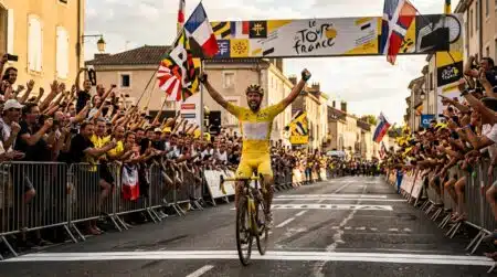 Coureur cycliste en maillot jaune franchit la ligne d'arrivée