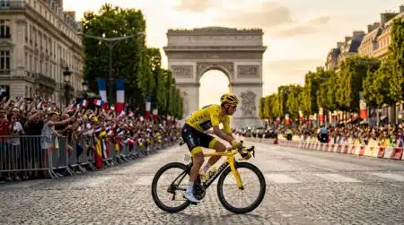 Cycliste en maillot jaune sur les Champs-Élysées à Paris