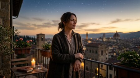 Femme contemplant un ciel doré à l'aube