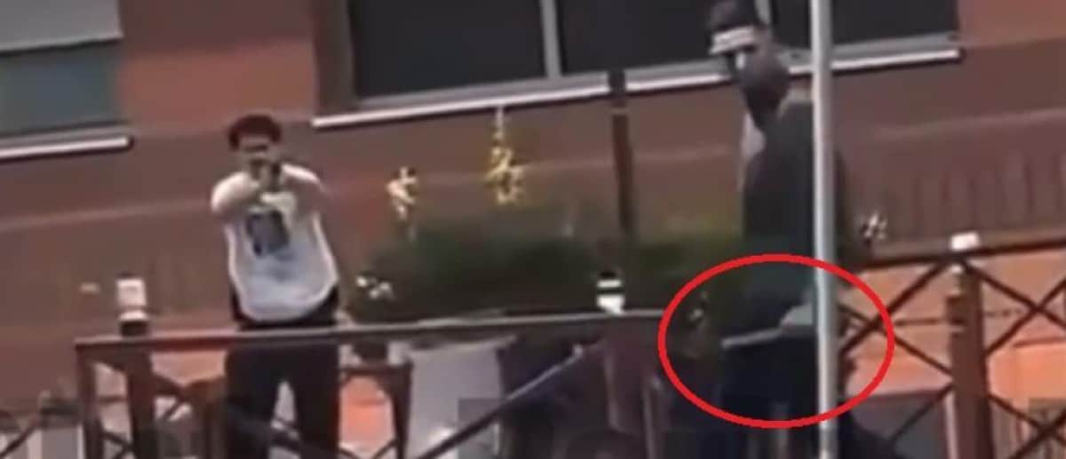 Un homme brandit un couteau devant le commissariat de Cachan, les policiers ripostent au taser
