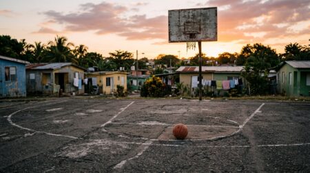 Terrain de basket extérieur vide au coucher du soleil