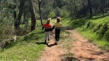 Une mère poste une photo de ses enfants en forêt, un détail glaçant terrifie les internautes