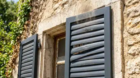 Volet PVC gris anthracite déformé sous le soleil