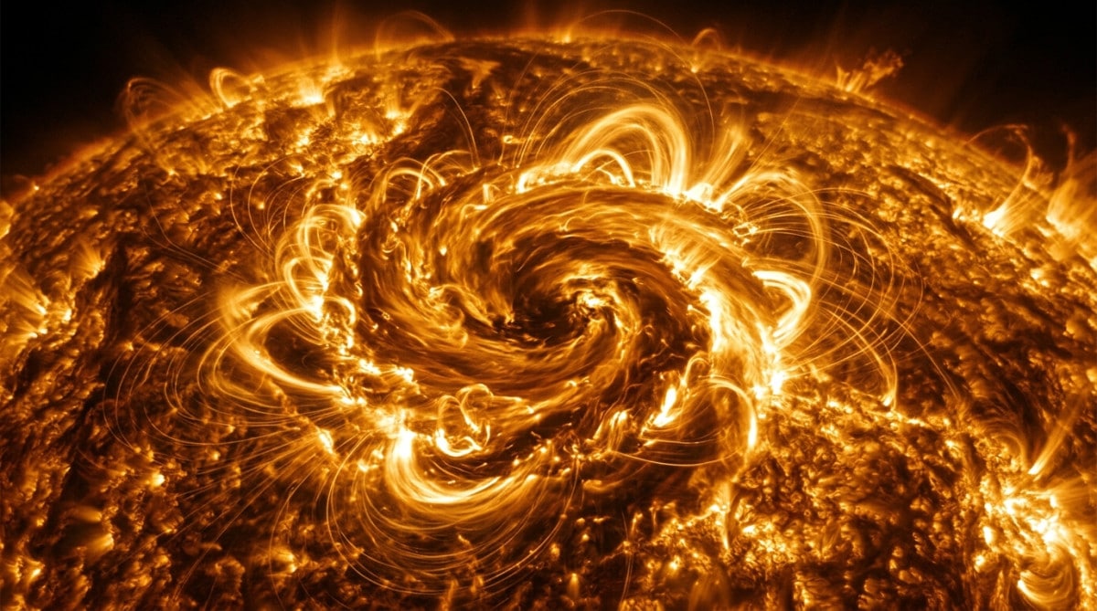 Vortex de plasma solaire tourbillonnant en gros plan