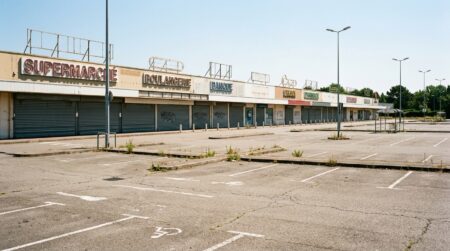 Zone commerciale vide aux volets baissés en pleine canicule