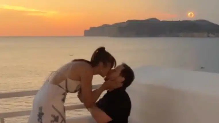 Eclipse solaire : Cet homme a choisi le moment parfait pour faire sa demande (vidéo)