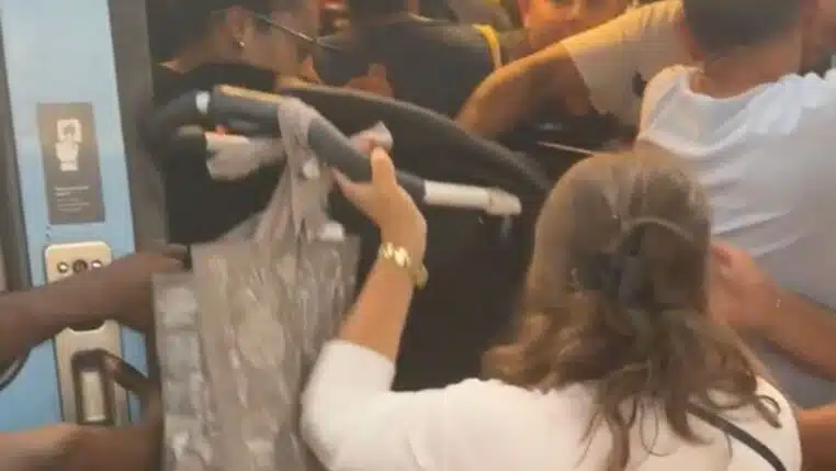 Cette femme enfonce sa poussette avec son bébé dans un RER bondé (vidéo)