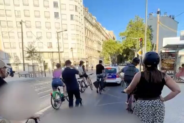 Comme par magie, les cyclistes respectent le feu rouge en présence de la police (vidéo)