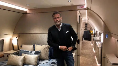 À 72 ans et 9 000 heures de vol, John Travolta pilote lui-même son Boeing 737 privé