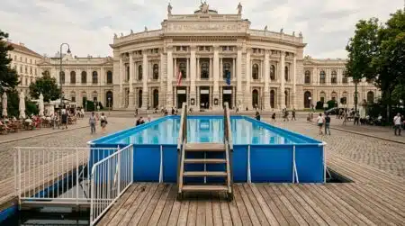 Piscine éphémère installée devant un théâtre berlinois
