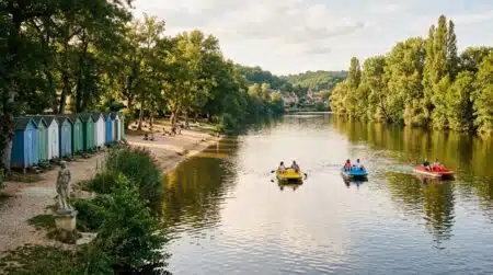 Plage fluviale avec cabines en bois et pédalos