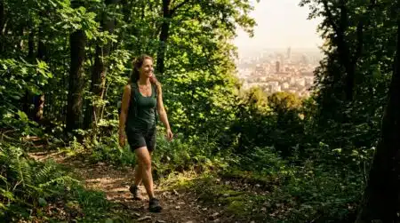 Promeneuse sous la canopée fraîche d'une forêt près de Paris