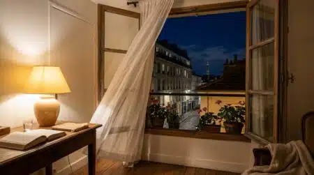 Fenêtre ouverte la nuit avec rideau soulevé par la brise