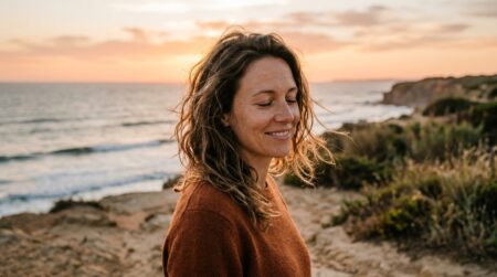 Femme souriante et apaisée face à la mer