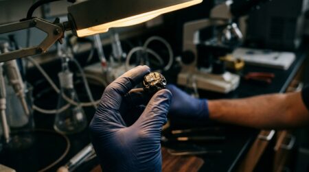 Bille de verre vitrifié examinée au laboratoire